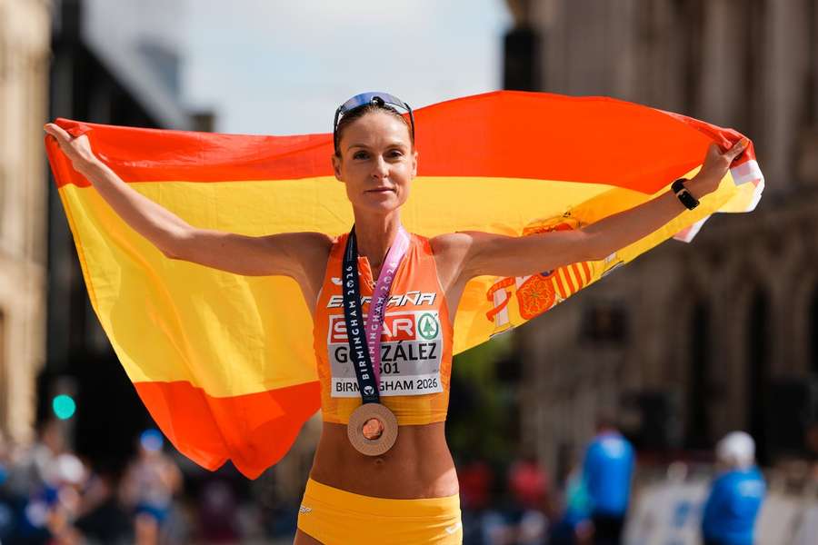 Raquel González celebra su bronce con la bandera nacional Raquel González celebra su bronce con la bandera nacional