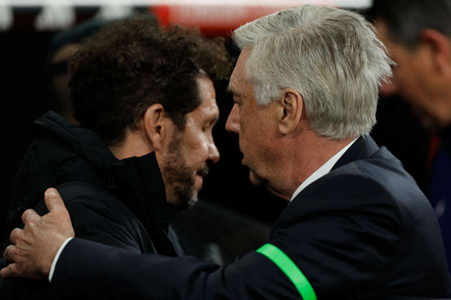 Simeone et Ancelotti se saluent avant le match.