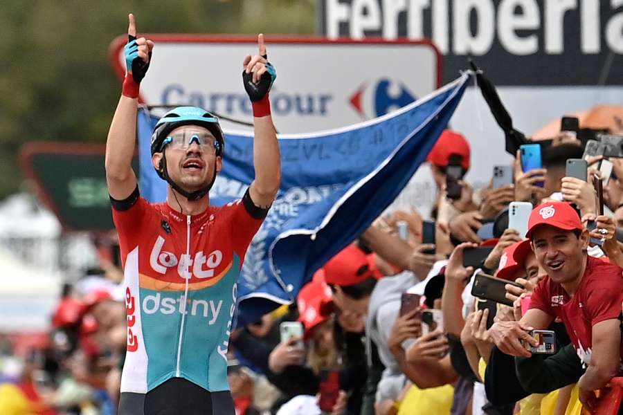 Kron celebra su victoria de etapa en Barcelona acordándose del fallecido Dekker
