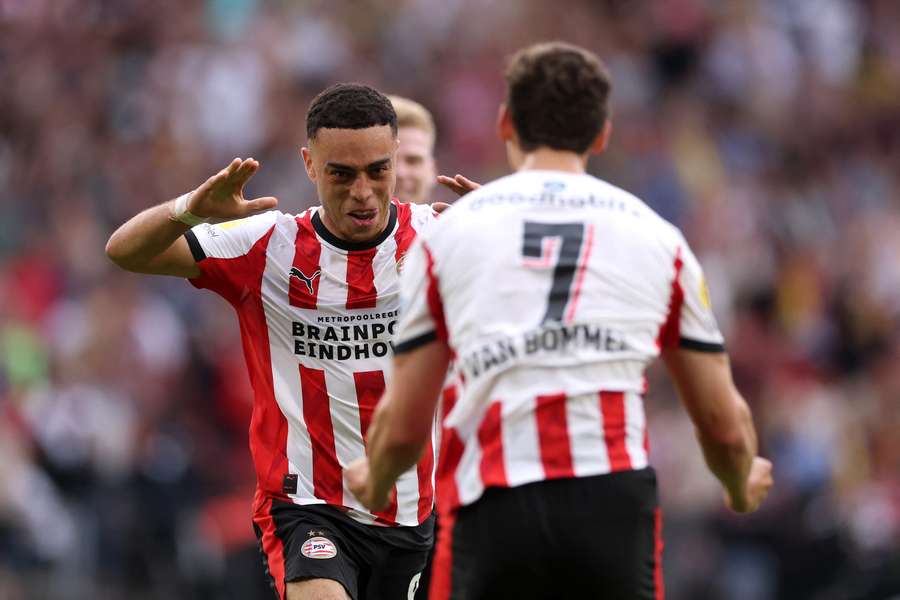 Sergino Dest de la PSV sărbătorește golul de 2-1 împotriva Go Ahead Eagles alături de coechipierul său Ruben van Bommel