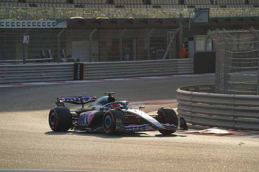 Esteban Ocon tijdens testraces op Circuit Yas Marina in Abu Dhabi