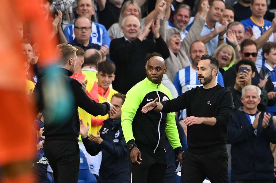 Roberto de Zerbi shakes hands with graham potter