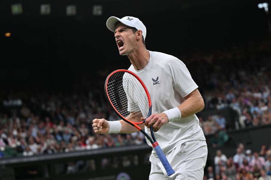 Andy Murray har føringen i sit opgør mod græske Stefanos Tsitsipas, der torsdag aften blev afbrudt. Fredag færdigspilles kampen.