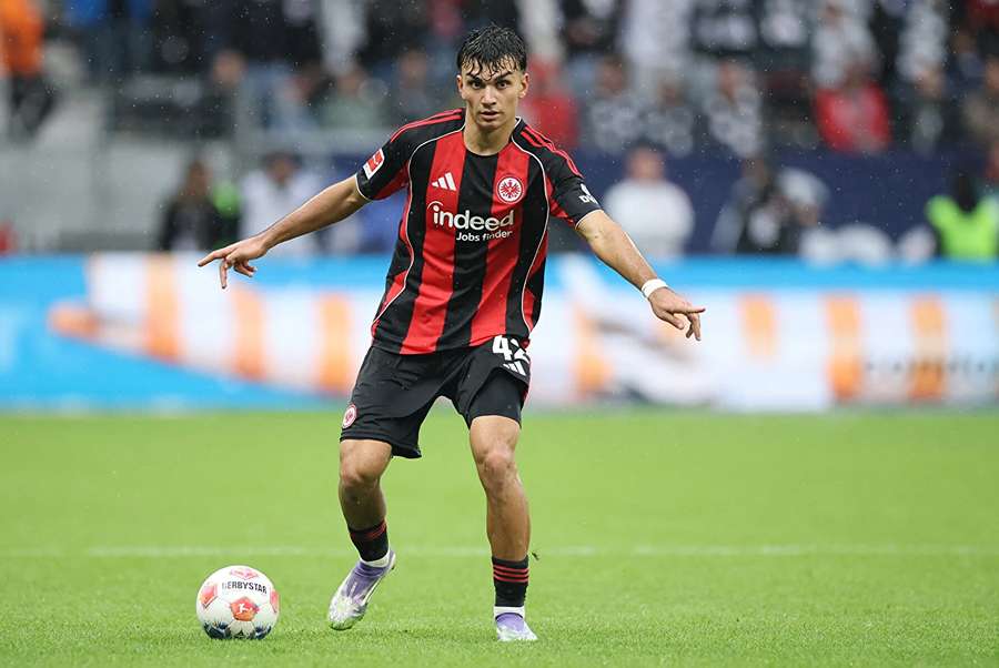 Can Uzun by mohl zvážit odchod z Eintrachtu Frankfurt.
