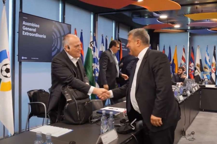 Tebas e Laporta cumprimentam-se antes do início da Assembleia