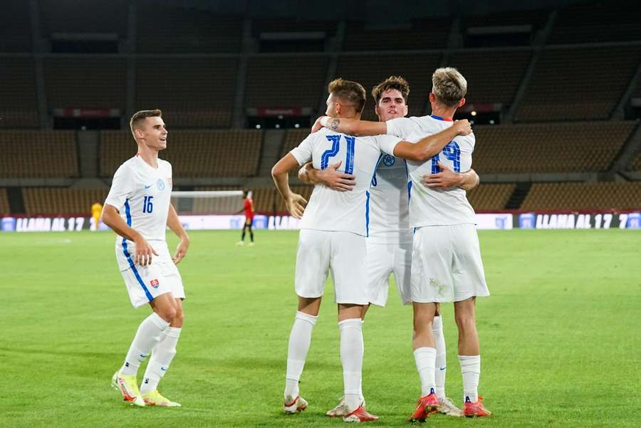 Mladí Slováci tešiaci sa z gólu na pôde Španielska na jeseň 2021.