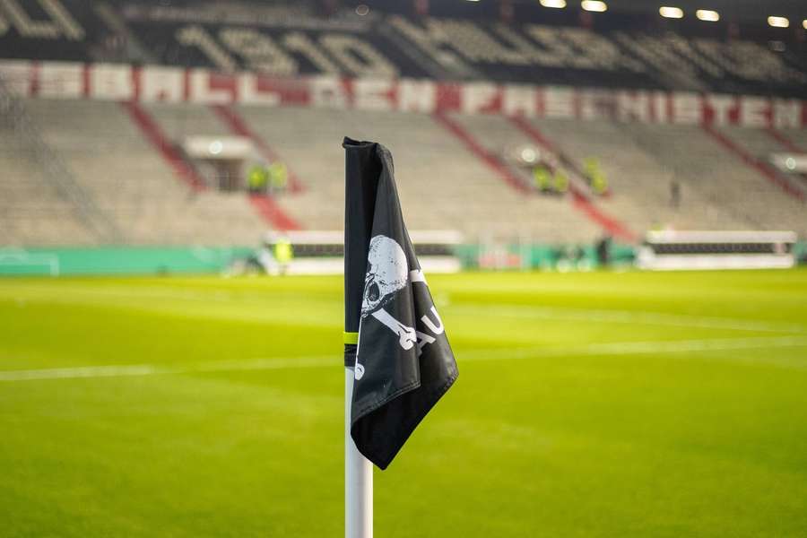 Ein Anhänger des FC St. Pauli ist im Umfeld des Zweitligaspiels der Hamburger in Karlsruhe ums Leben gekommen.