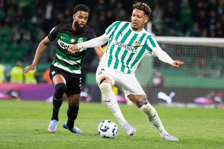 Clayton perante St. Juste no Sporting - Rio Ave