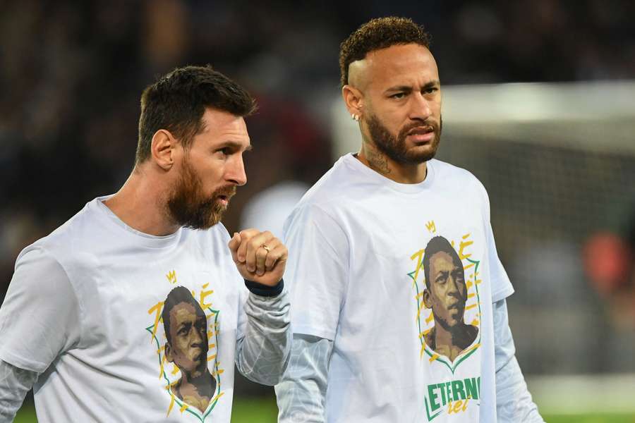 Messi e Neymar na homenagem a Pelé antes do início do jogo