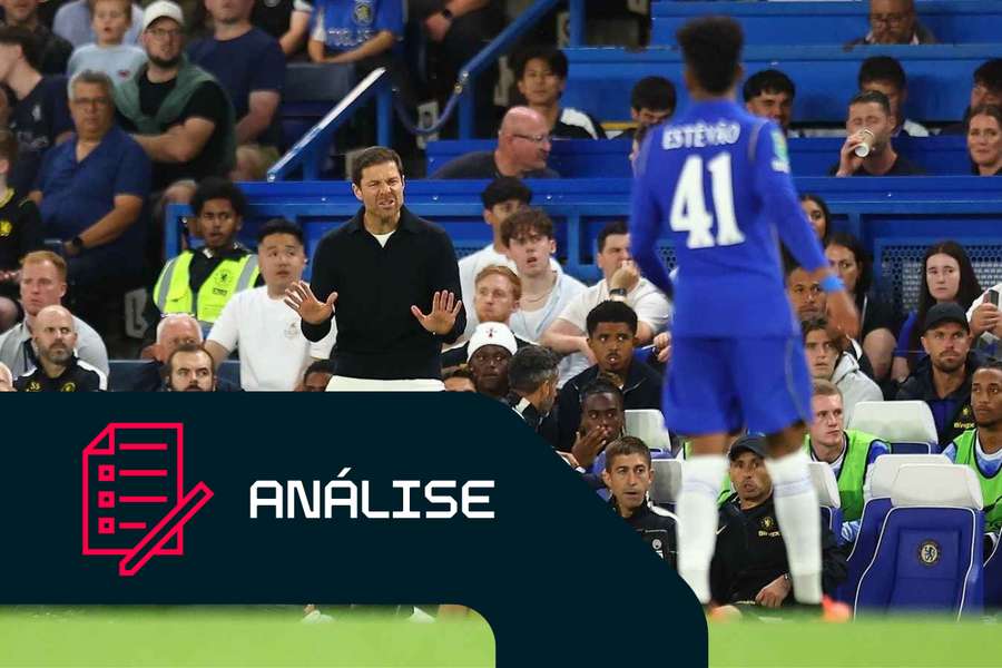 O treinador do Chelsea, Xabi Alonso, gesticula em direção a Estêvão