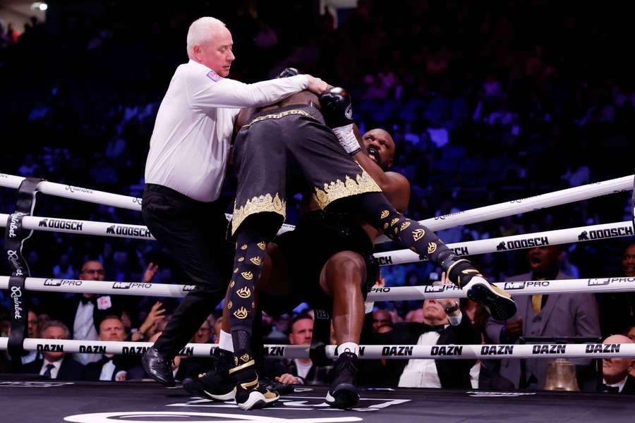 Wilder minimalnie lepszy od Chisory w szalonym pojedynku! Masternak stracił pas w Londynie