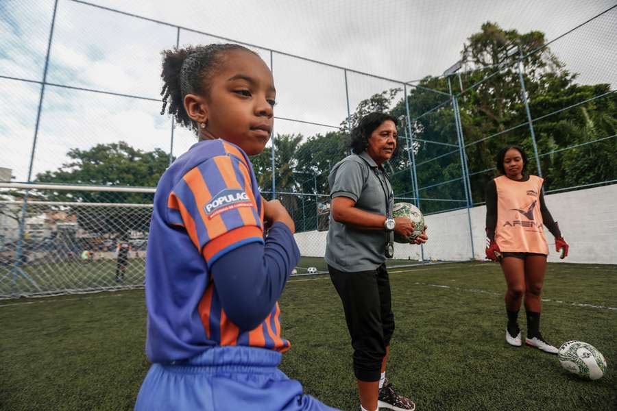 La seleccionadora de fútbol femenino Dilma Mendes, de 59 años, da instrucciones durante un entrenamiento.