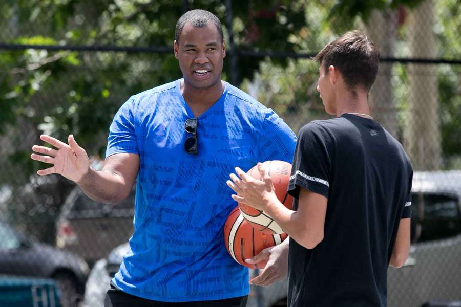 Jason Collins, junto al tenista Alexei Popyrin Jason Collins, junto al tenista Alexei Popyrin