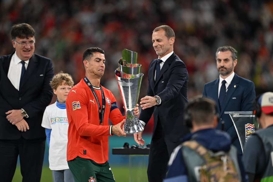Cristiano Ronaldo, con el trofeo de la Nations League
