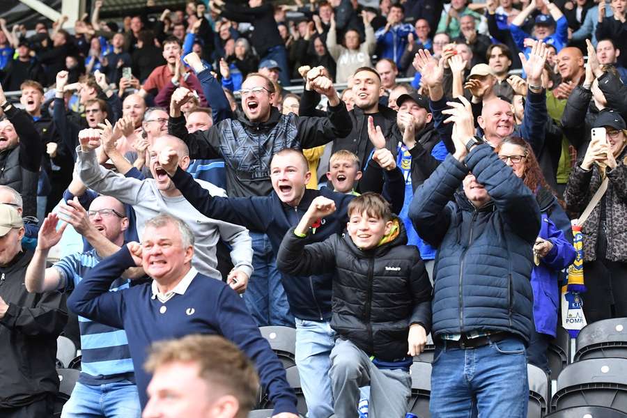 Nicht als Ordner verkleidete Fans vom FC Portsmouth