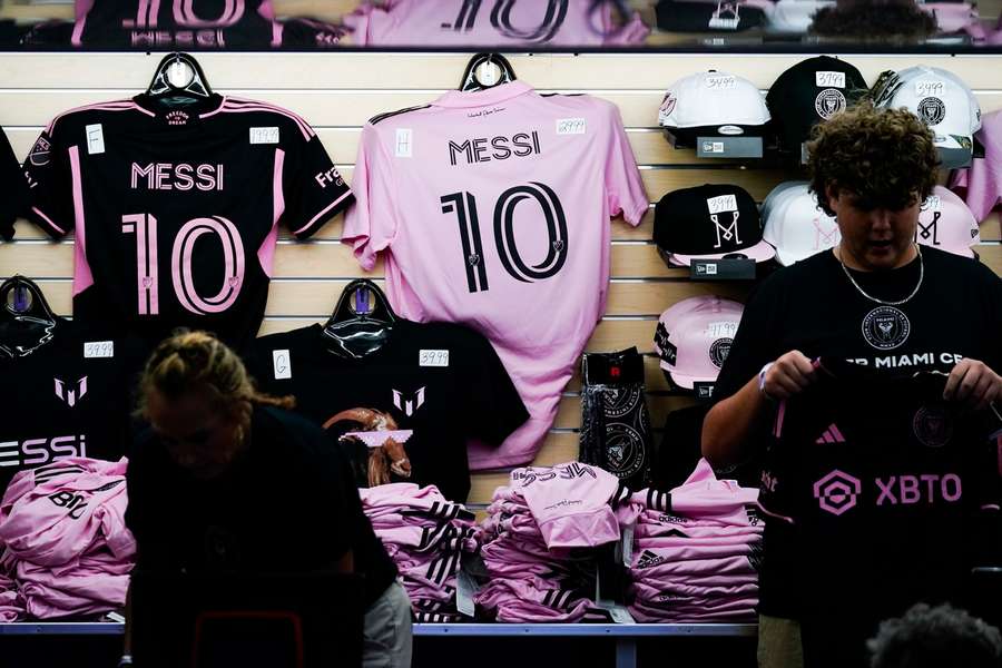 Los aficionados acudieron en masa a comprar la réplica de la camiseta número 10 de Lionel Messi