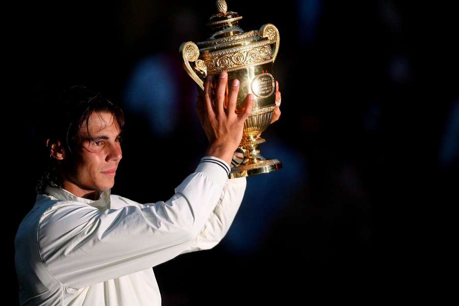 Nadal met de Wimbledon-trofee in 2008