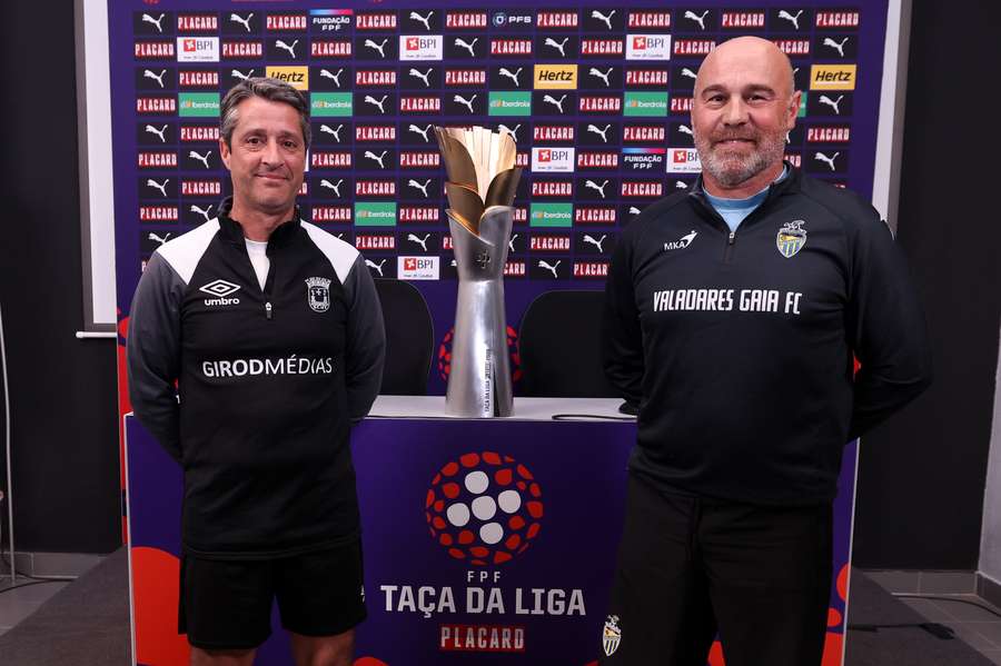Gonçalo Nunes (Torreense) e Zé Nando (Valadares) posam ao lado do troféu Gonçalo Nunes (Torreense) e Zé Nando (Valadares) posam ao lado do troféu