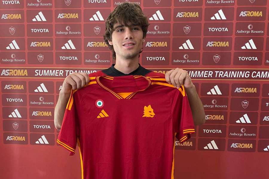 Julen Jon Guerrero já com a camisola da Roma