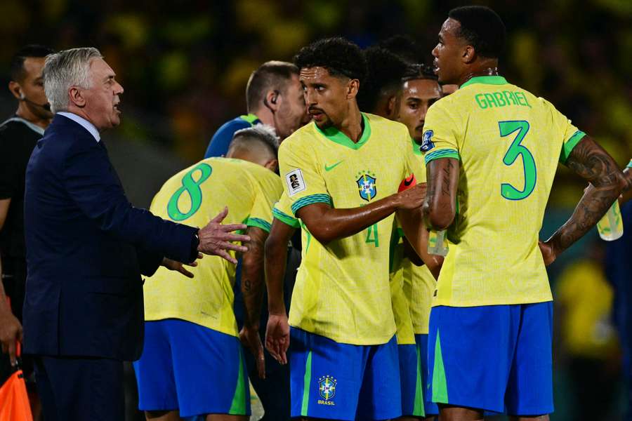 Marquinhos e Gabriel Magalhães recebem as orientações do técnico Carlo Ancelotti