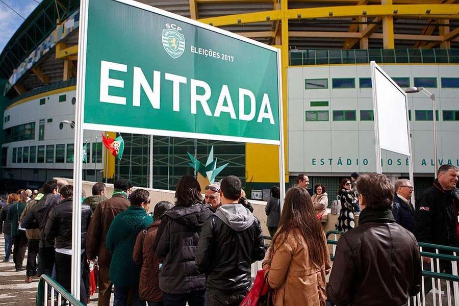 Sócios do Sporting querem poder votar fora de Alvalade Sócios do Sporting querem poder votar fora de Alvalade