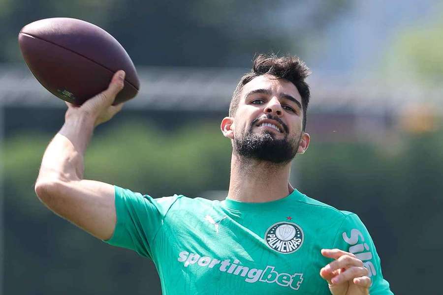 Flaco López brinca com bola de futebol americano em treino
