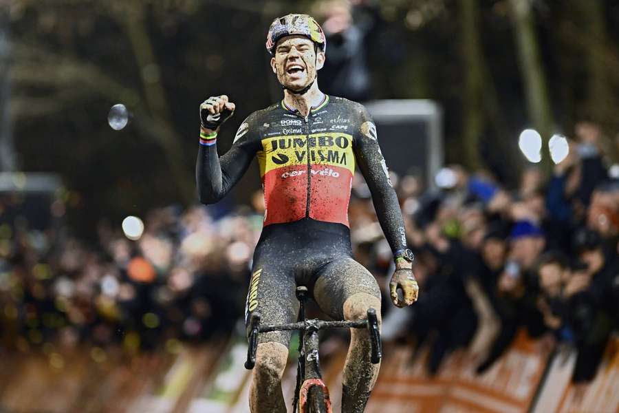 Van Aert komt in Diegem als eerste over de meet