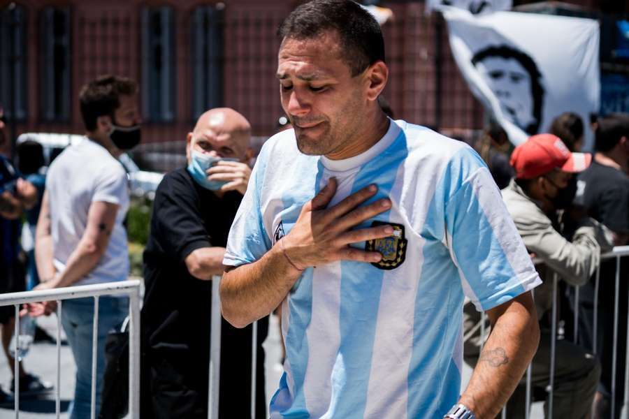 Un tifoso argentino in lacrime per la morte di Maradona Un tifoso argentino in lacrime per la morte di Maradona
