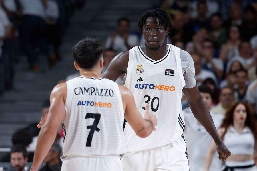 Ndiaye choca la mano con Campazzo durante un partido del Real Madrid.