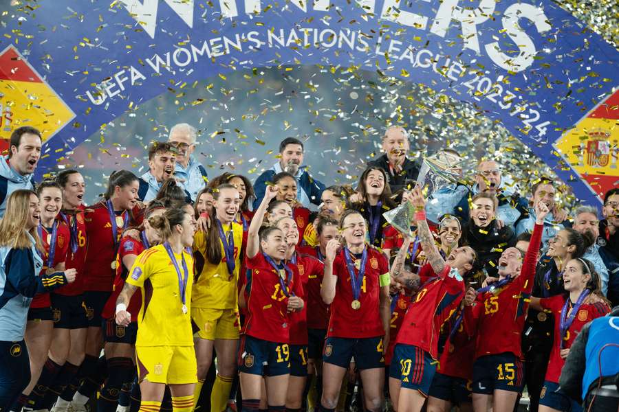 España celebra su victoria en la Nations League femenina