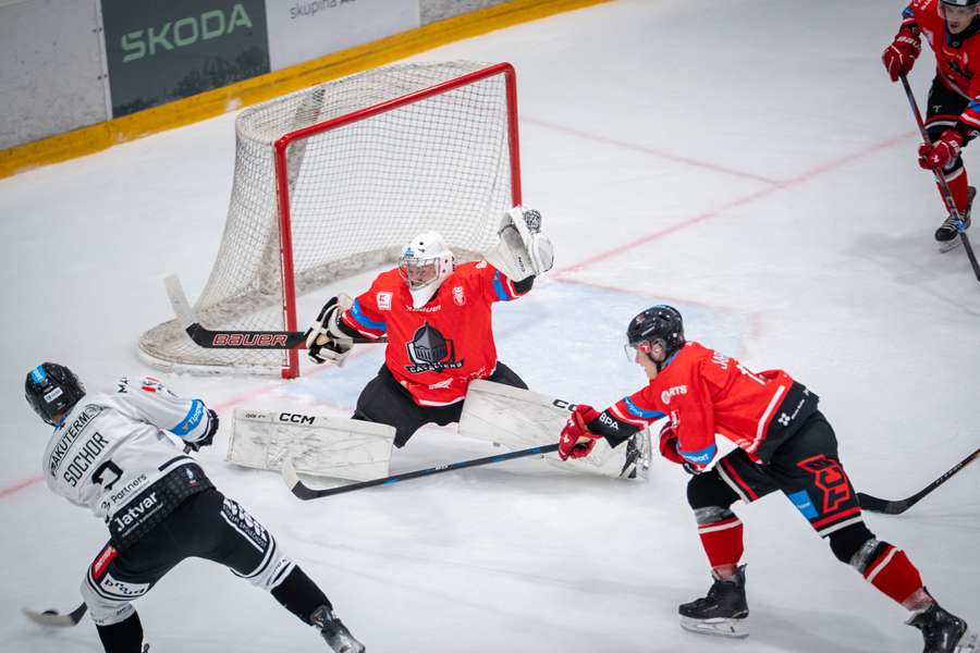 Cavaliers schytali od Black Dogs debakl 3:10. Cavaliers schytali od Black Dogs debakl 3:10.