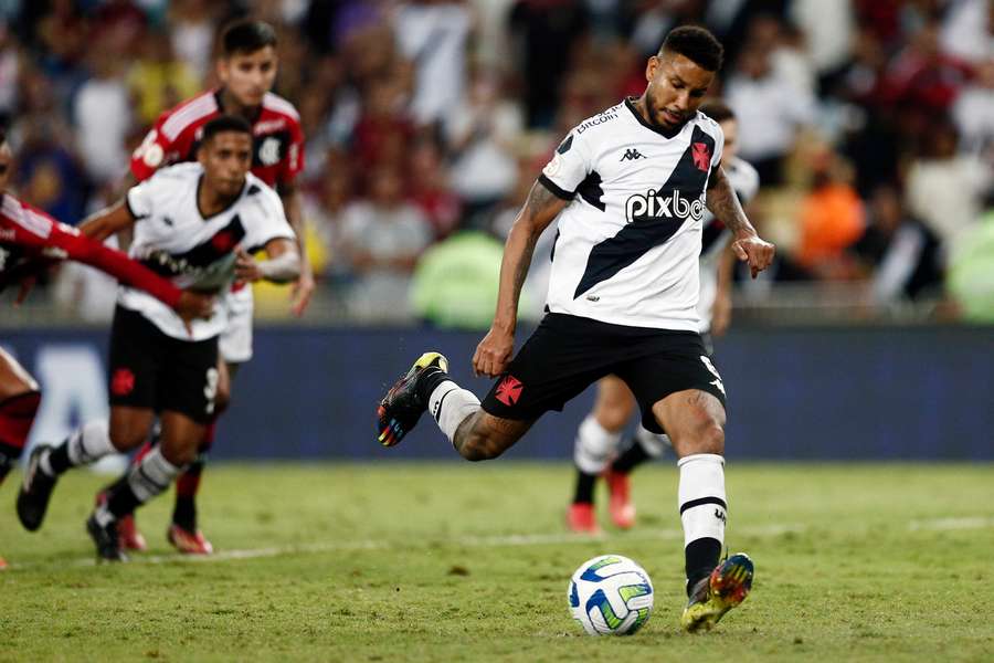 Jair, do Vasco, é punido com quatro jogos de suspensão por expulsão contra  o Bahia