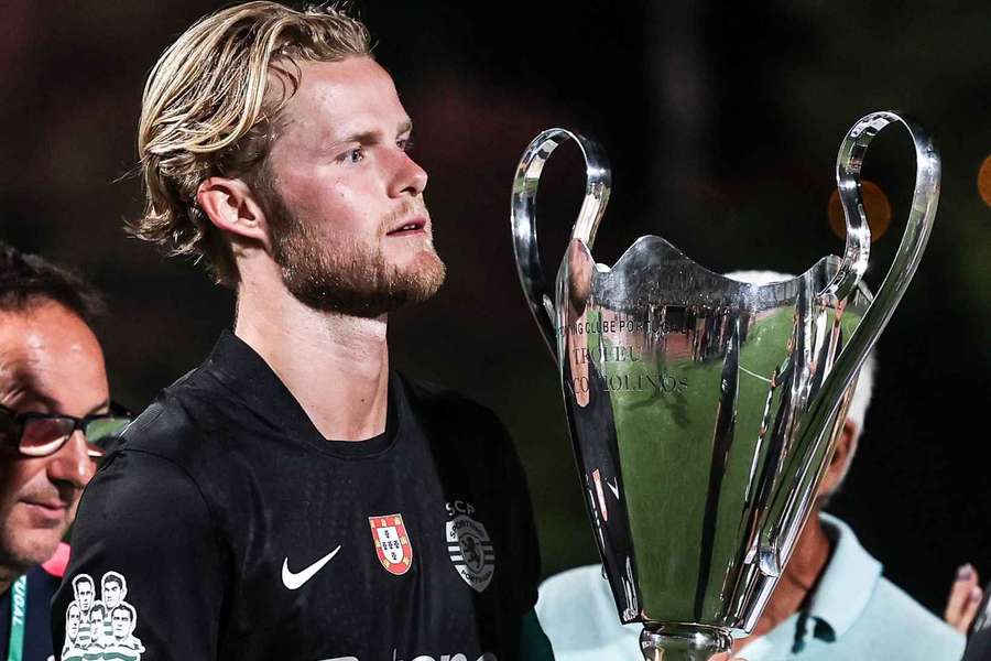 Hjulmand com o troféu Cinco Violinos
