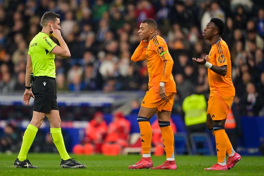 Jogadores do Real Madrid pedem satisfações ao árbitro