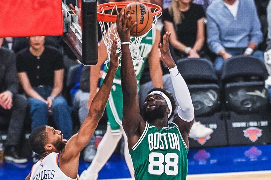 Neemias encesta perante a oposição de Mikal Bridges Neemias encesta perante a oposição de Mikal Bridges