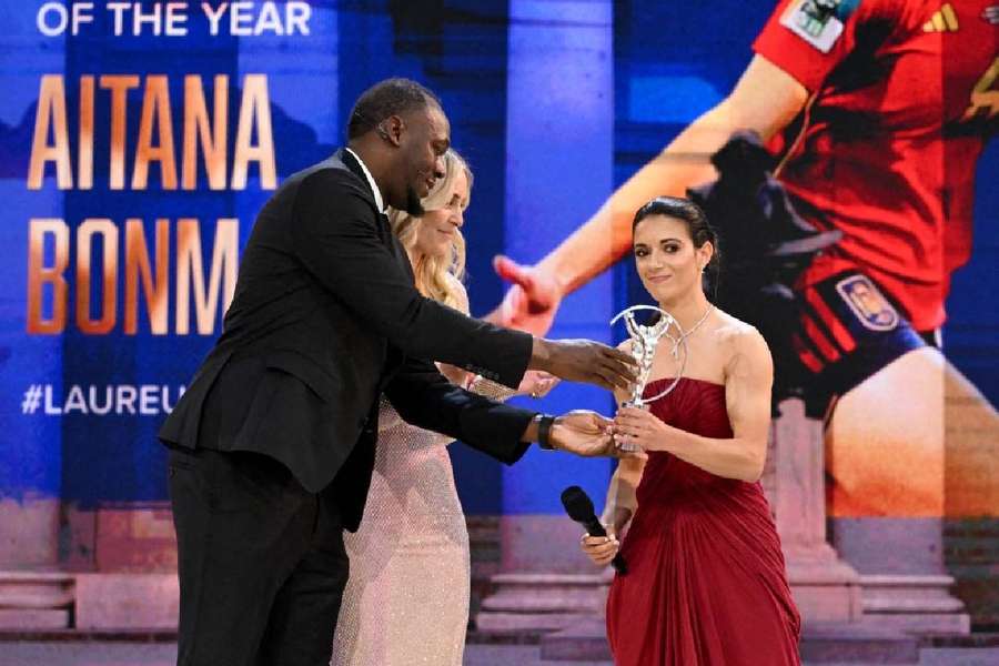 Aitana Bonmatí a reçu son prix des mains d'Usain Bolt