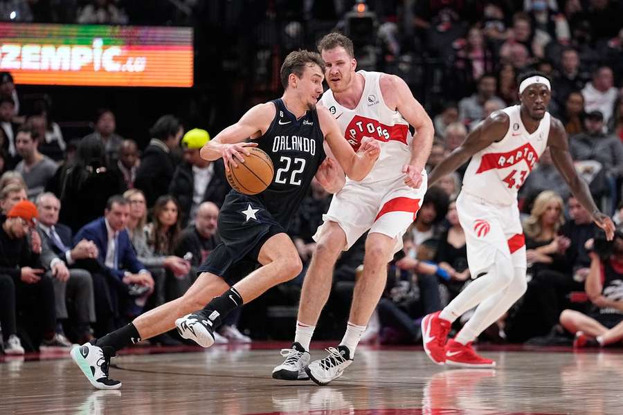 Deutschland gegen Österreich, oder: Franz Wagner (mit Ball, dunkles Shirt) gegen Jakob Pöltl (weißes Shirt)