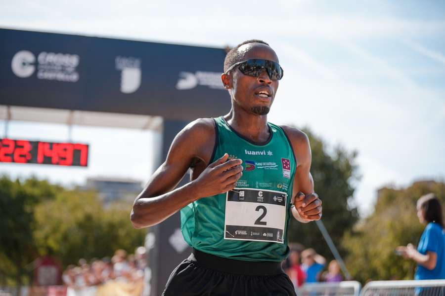 Atletismo: El líder mundial de 3.000 metros, Thierry Ndikumwenayo, ya es español