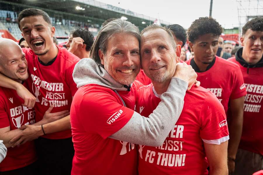 Trainer Mauro Lustrinelli (r.) und Präsident Andres Gerber feiern den sensationellen Meistertitel des FC Thun.