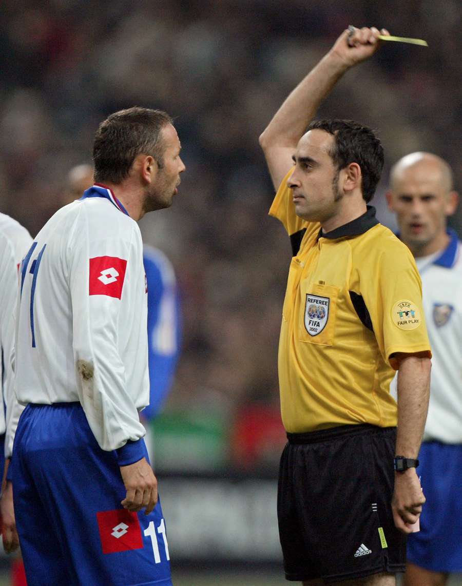 Iturralde González saca amarilla a Mihajlovic en un Serbia-Francia