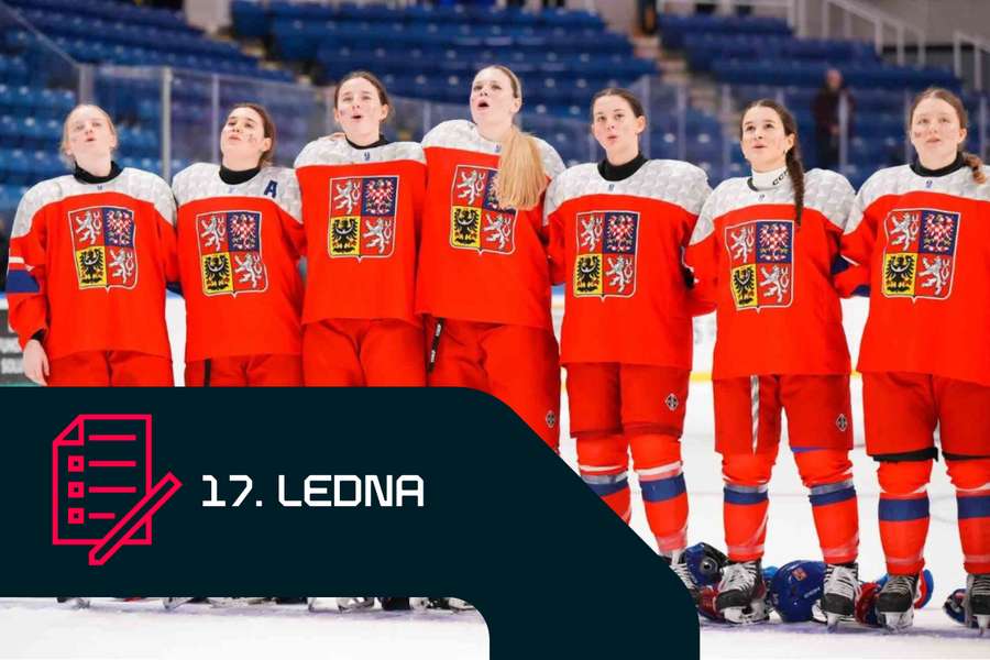 České hokejistky do 18 let zpívají hymnu po vítězném čtvrtfinále se Švýcarskem.