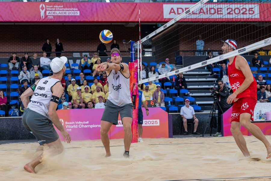 Nils Ehlers (r.) legt für Clemens Wickler auf Nils Ehlers (r.) legt für Clemens Wickler auf