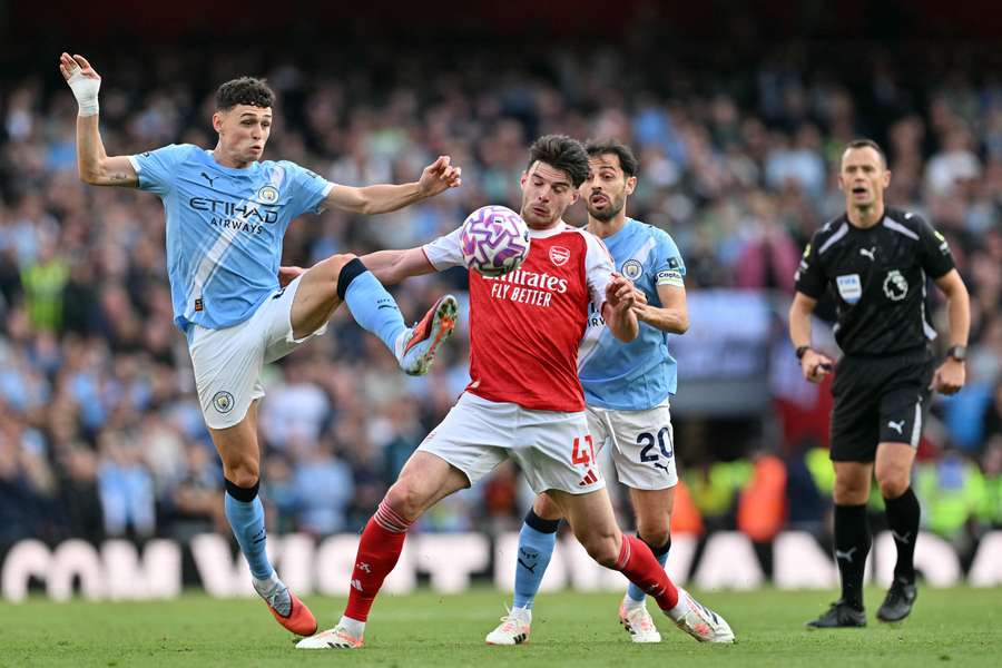 Phil Foden (vlevo) a Declan Rice v remízovém zápase Arsenalu se City.