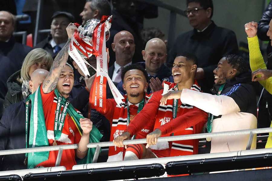 Antony, Jadon Sancho și Marcus Rashford de la Man United cu trofeul Carabao Cup pe stadionul Wembley