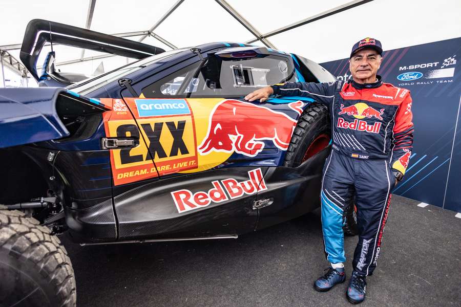 Carlos Sainz, con su nuevo coche, el Ford Raptor