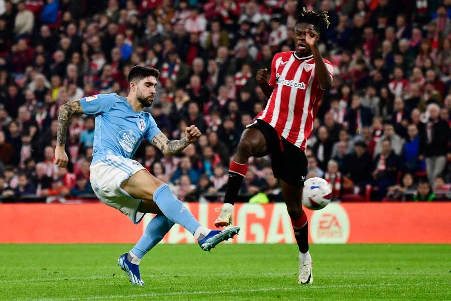 Nico Williams (rechts) in actie tegen Celta Vigo