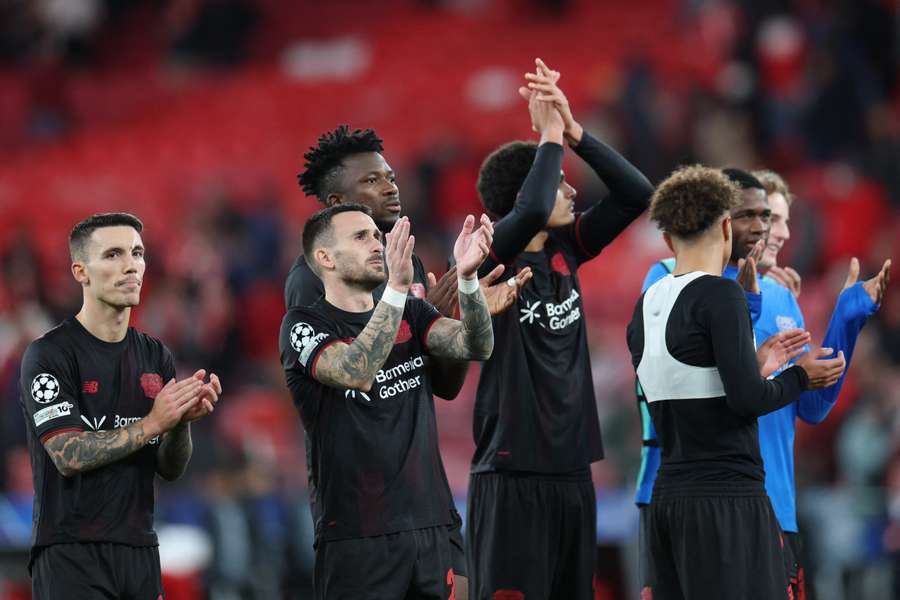 Die Leverkusen-Spieler bedanken sich bei den mitgereisten Fans. Die Leverkusen-Spieler bedanken sich bei den mitgereisten Fans.