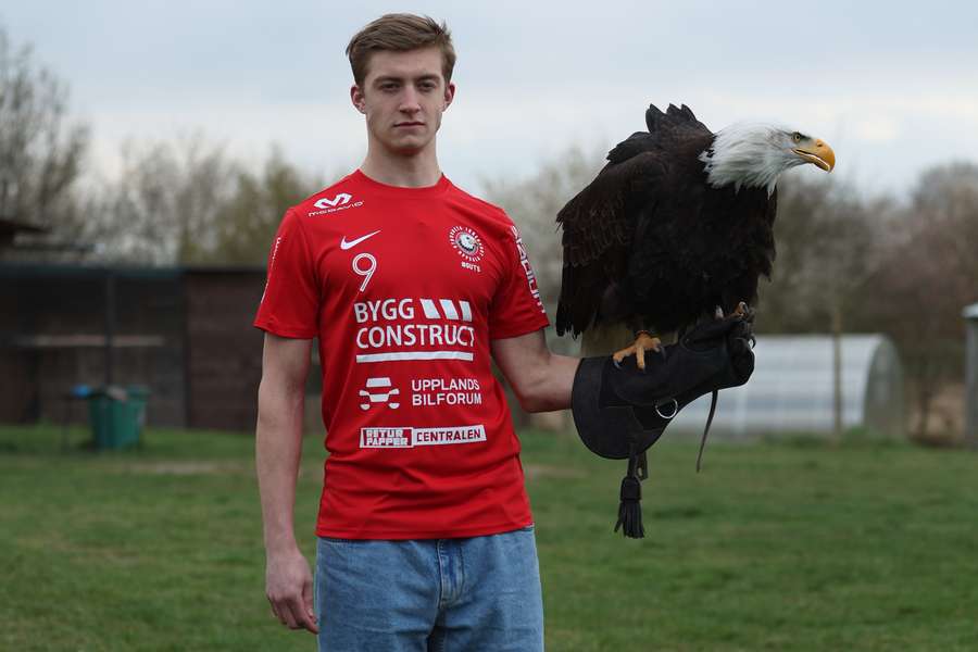 Filip Langer v dresu nového klubu s orlem, symbolem Storvrety.