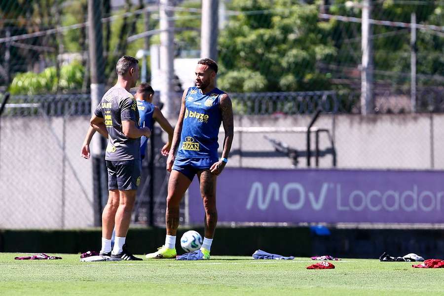 Neymar à conversa com Pedro Caixinha