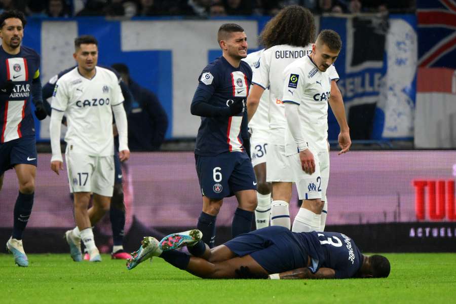 Kimpembe geveld op de grond